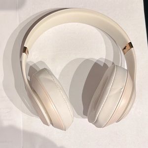 Beats Studio3 wireless headphones light pink EXCELLENT CONDITION